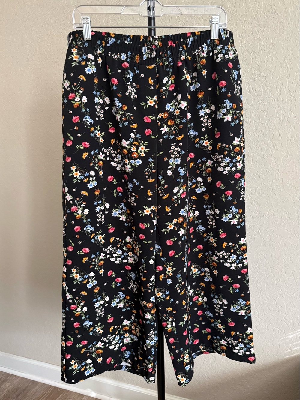 Roz & Ali Black Wide-Leg Pants with Multicolor Floral Print - 1X